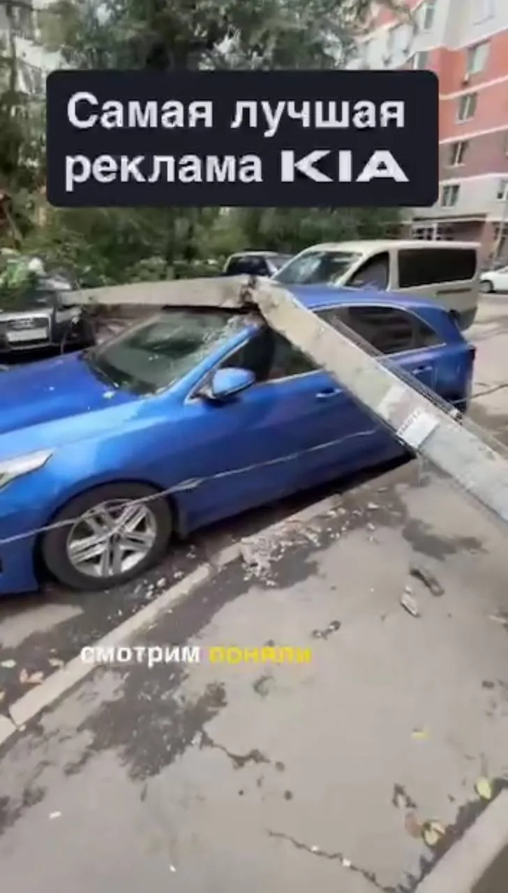 Автомобиль Kia демонстрирует свою прочность после столкновения с бетонным столбом
