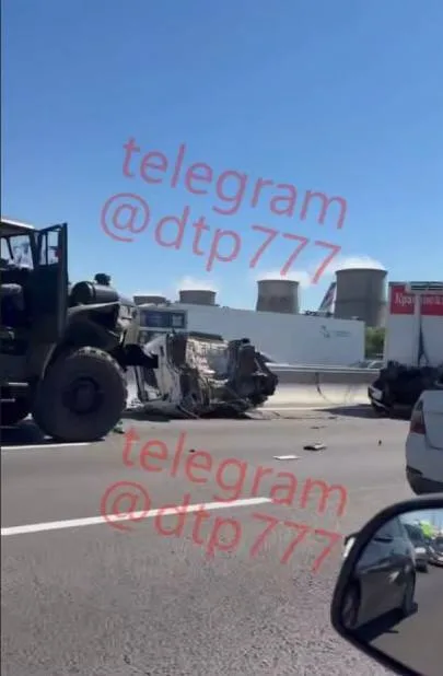На МКАД кабину с человеком оторвало в момент ДТП, проезд затруднен