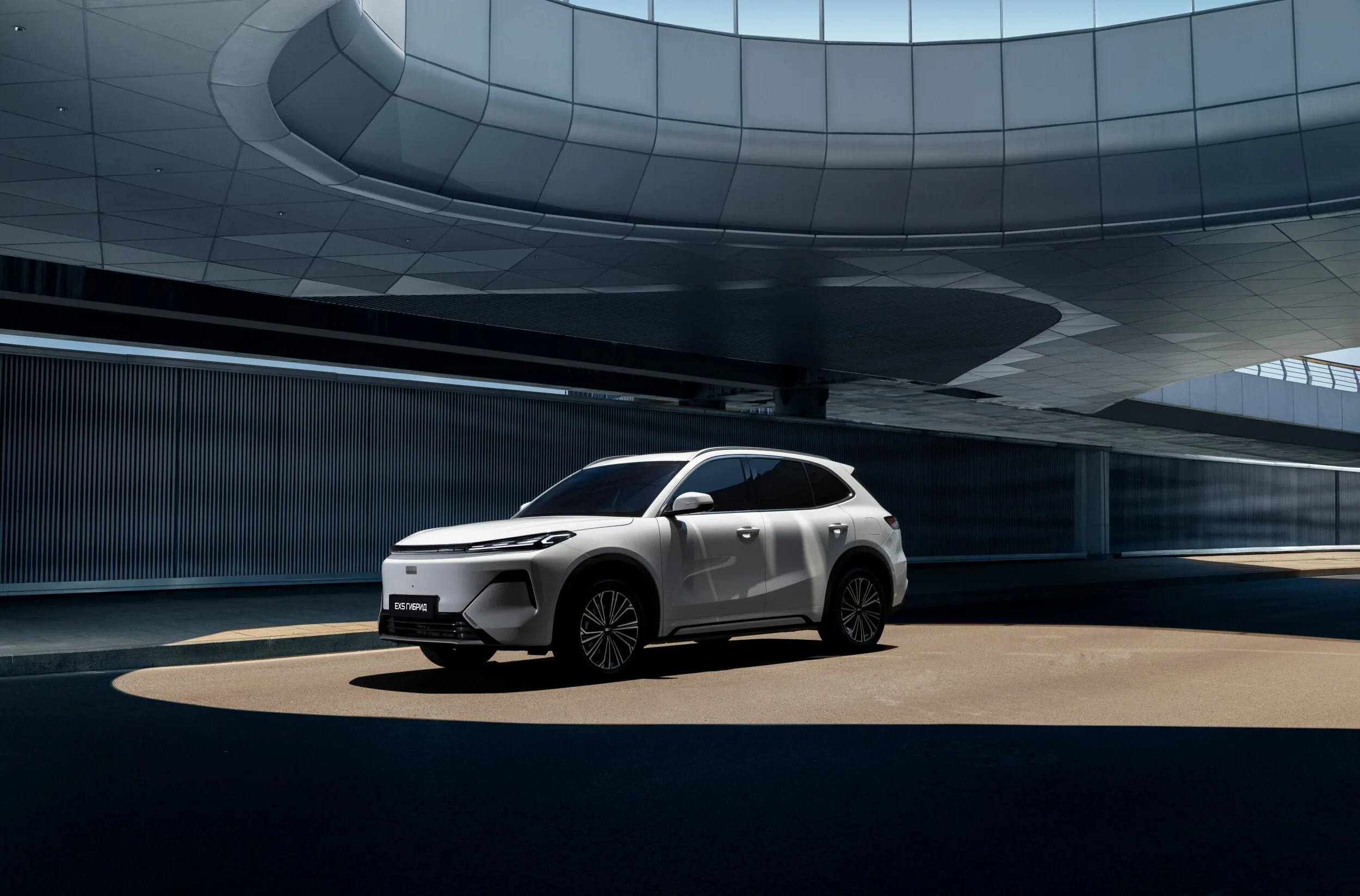 В России начинаются продажи нового гибридного кроссовера Geely EX5 EM-R