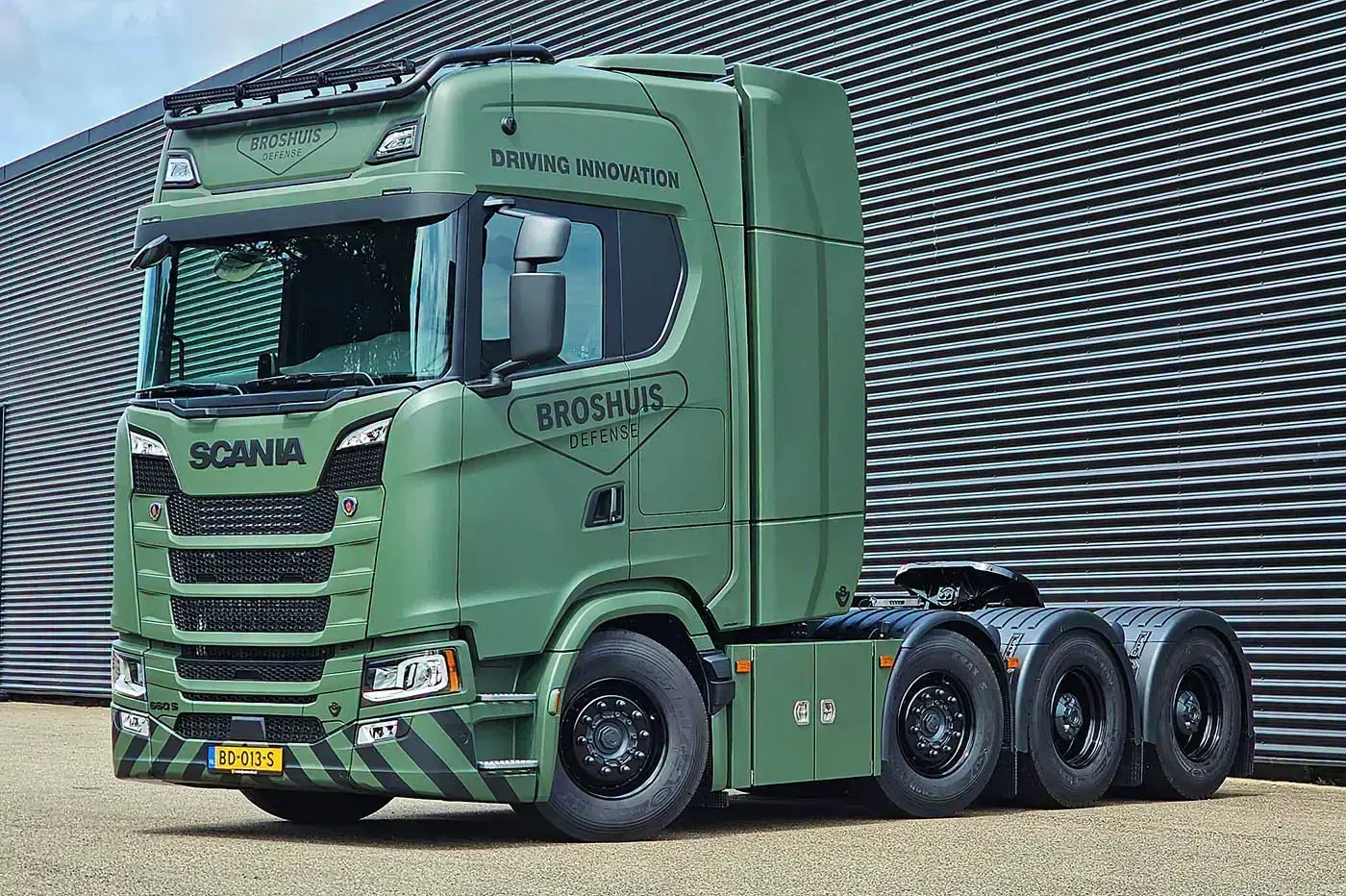 Новый армейский тягач Scania с укороченной колесной базой