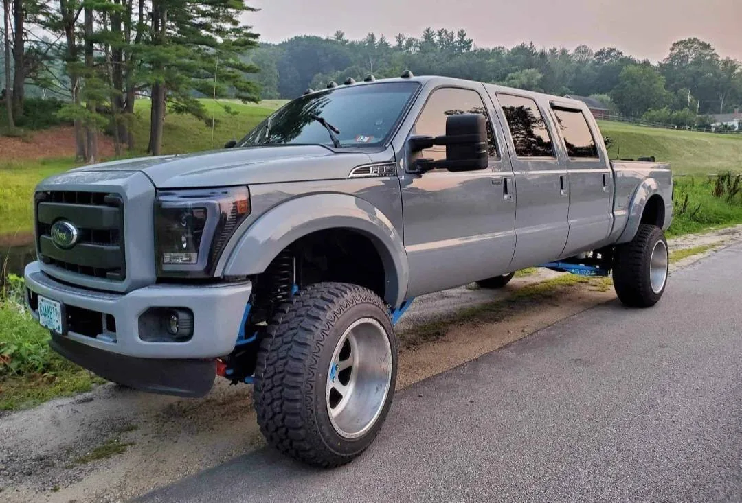 В США выставлен на продажу пикап Ford с шестидверной кабиной