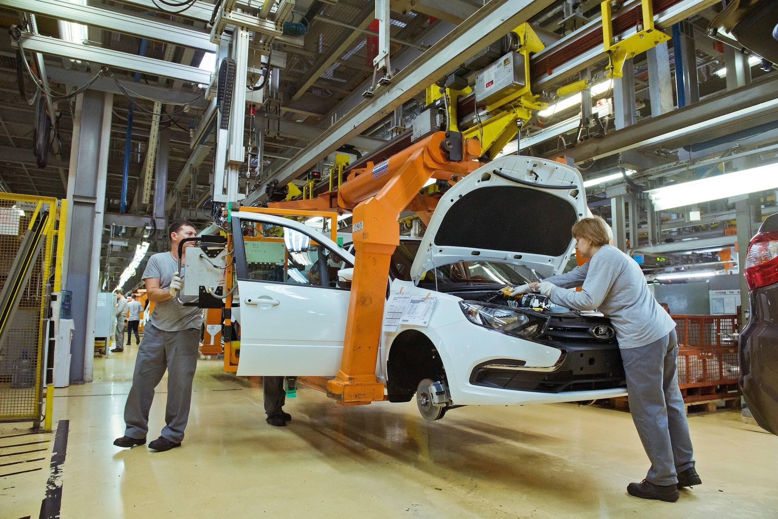 Во время отпуска АвтоВАЗ подготовит запуск Lada Azimut и новой Lada Granta