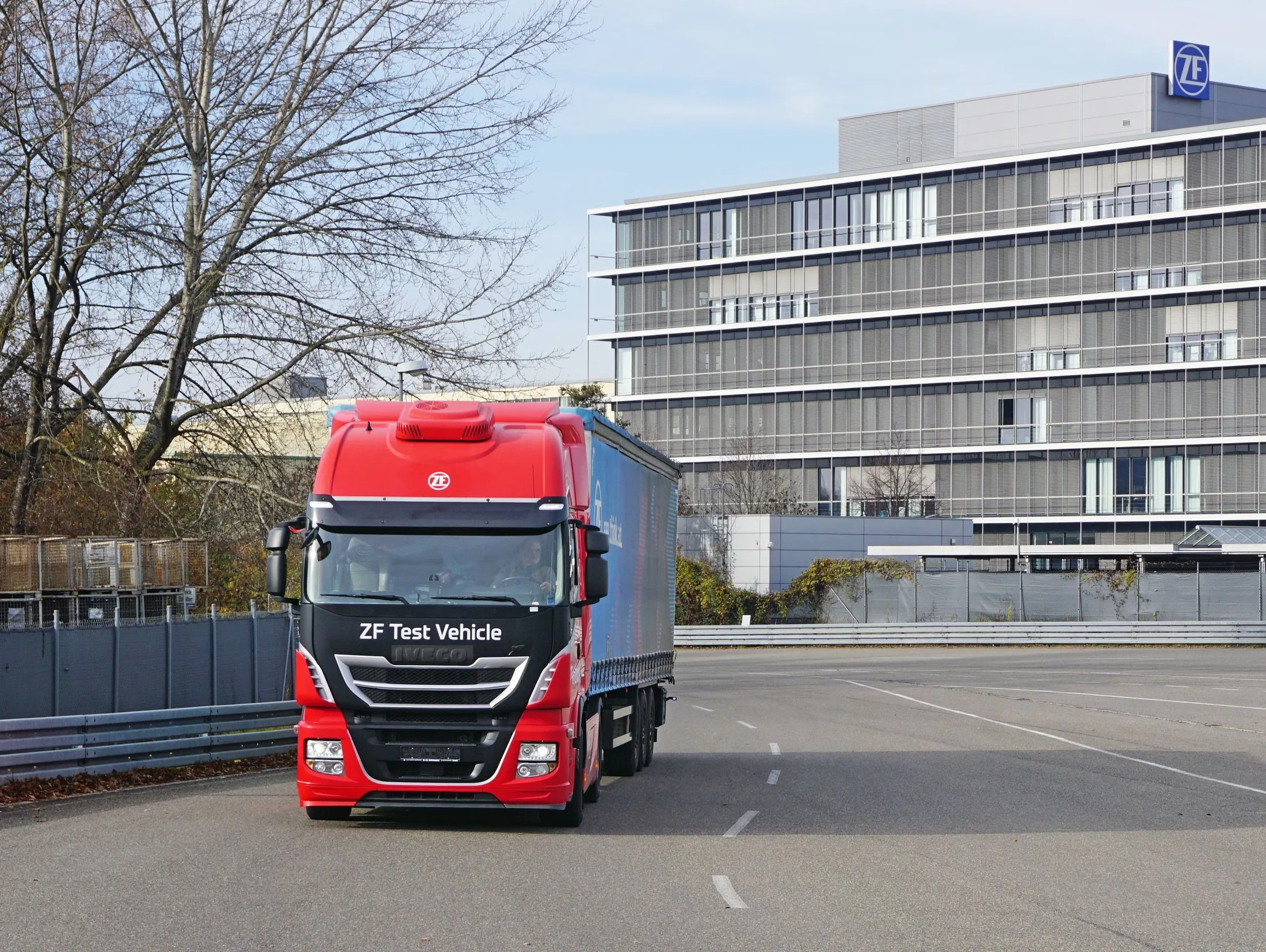 ZF представила новую гибридную коробку передач для тяжёлых грузовиков