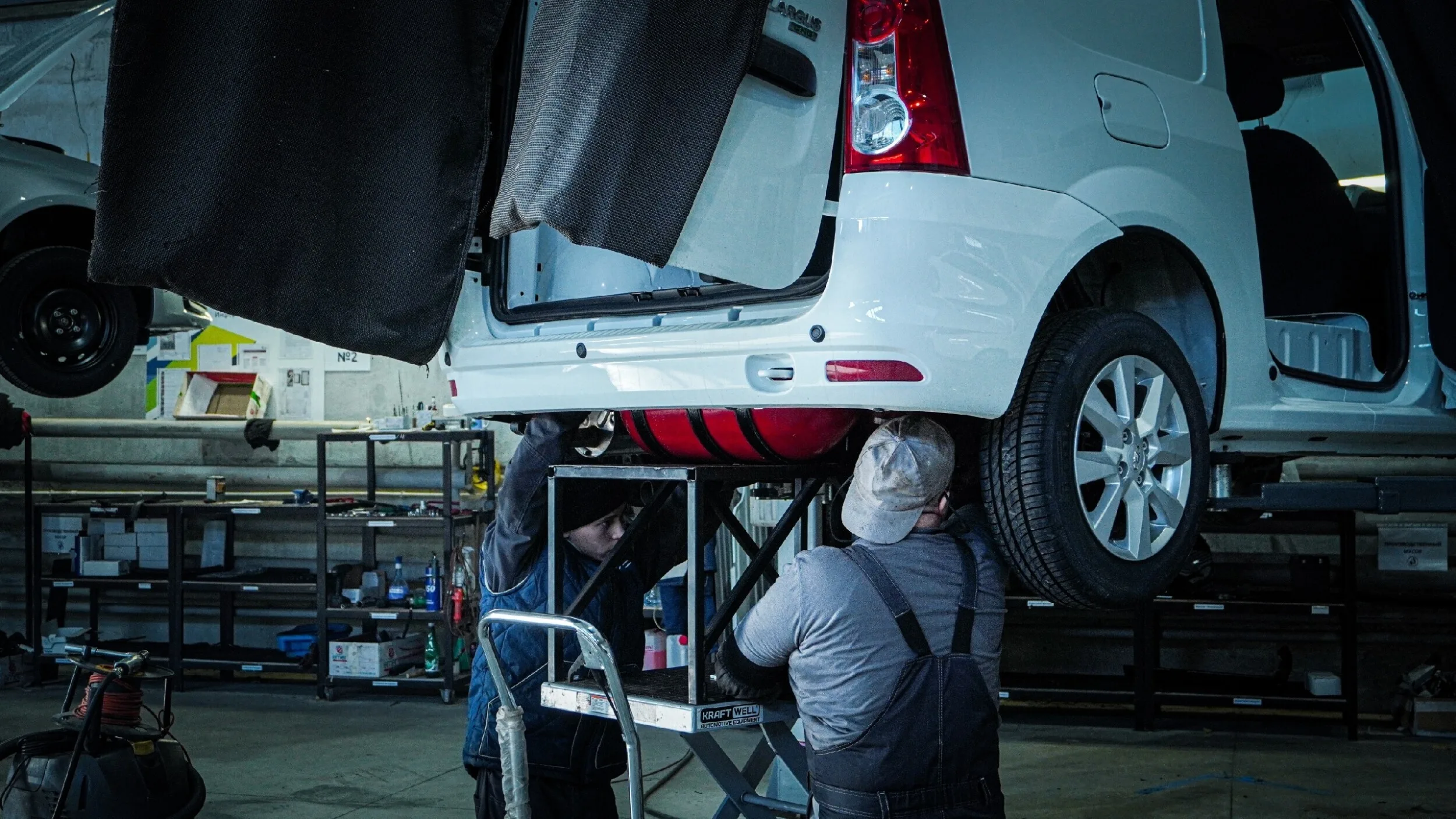 АвтоВАЗ объявил скидки на газовые Lada Largus и Lada Vesta