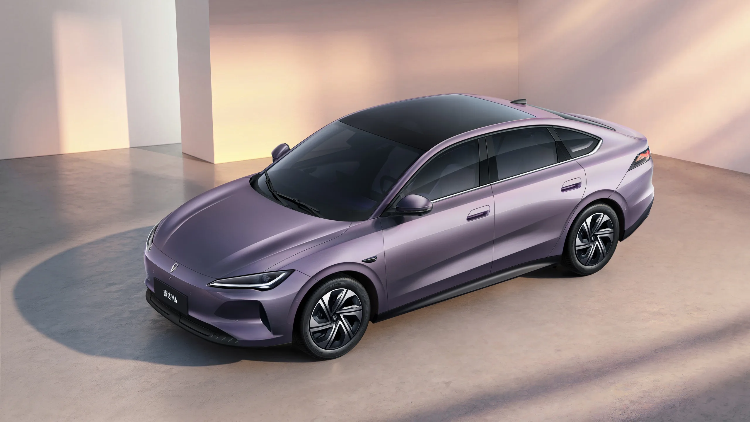 Под китайско-немецкой маркой Jetta вышел первый электрокар M6