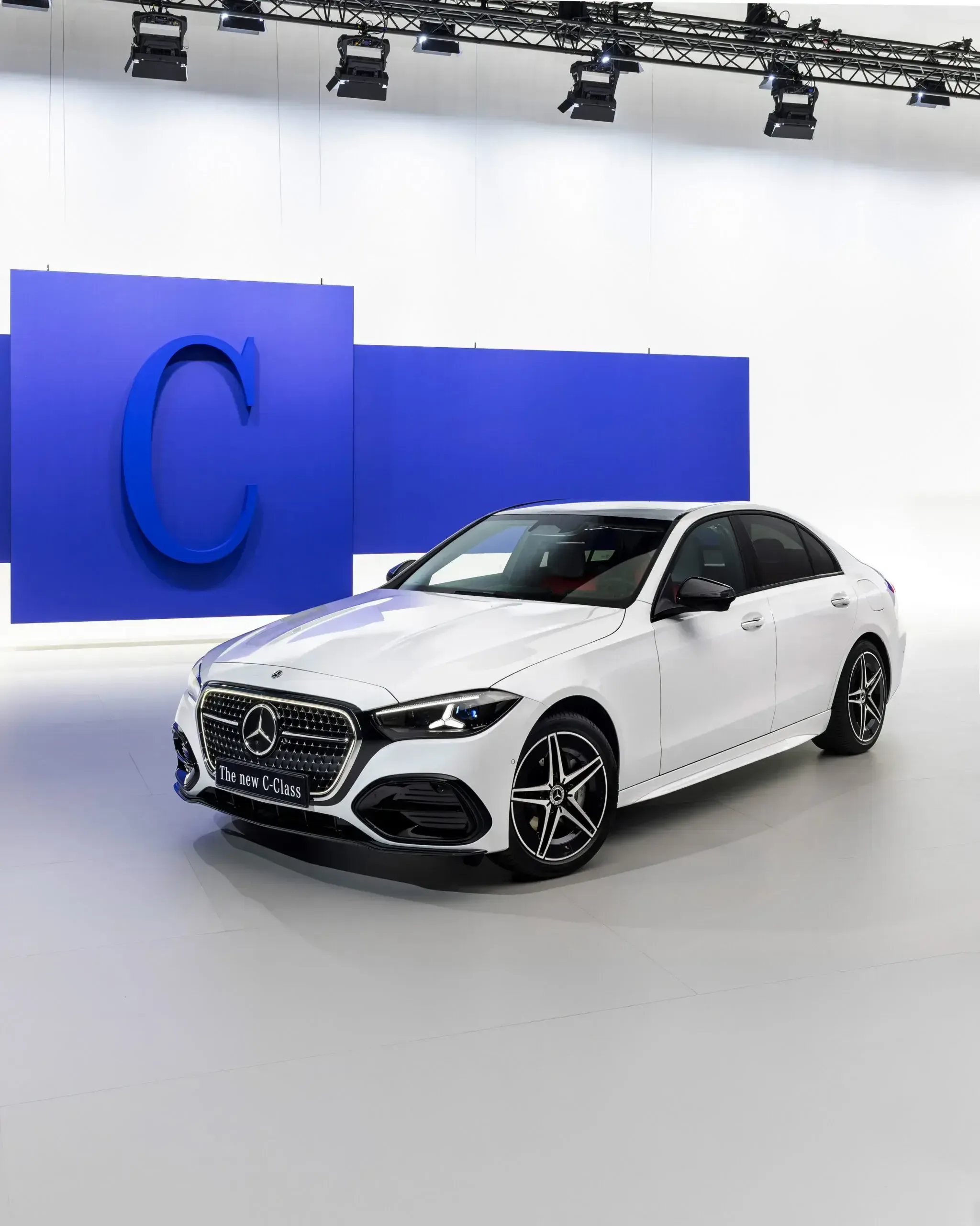 Обновленный Mercedes C-Class получил светящуюся решетку и ChatGPT