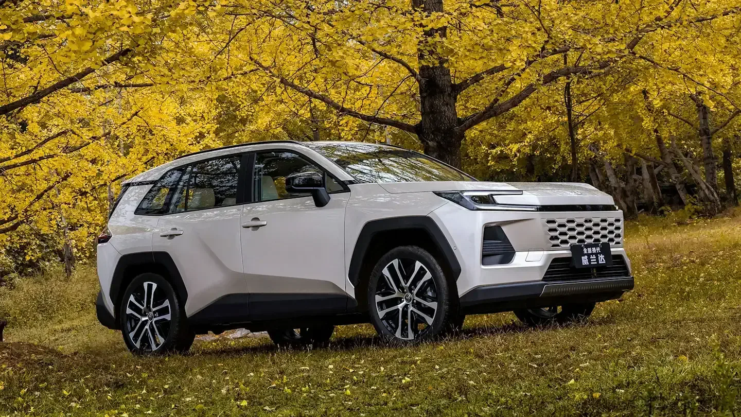 В продаже появились кроссоверы Toyota Wildlander за 3,7 млн рублей