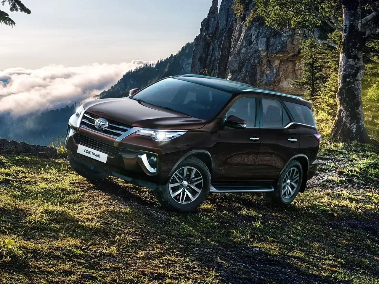 В РФ начали продавать семиместный внедорожник Toyota Fortuner с турбодизелем за 4,5 млн рублей