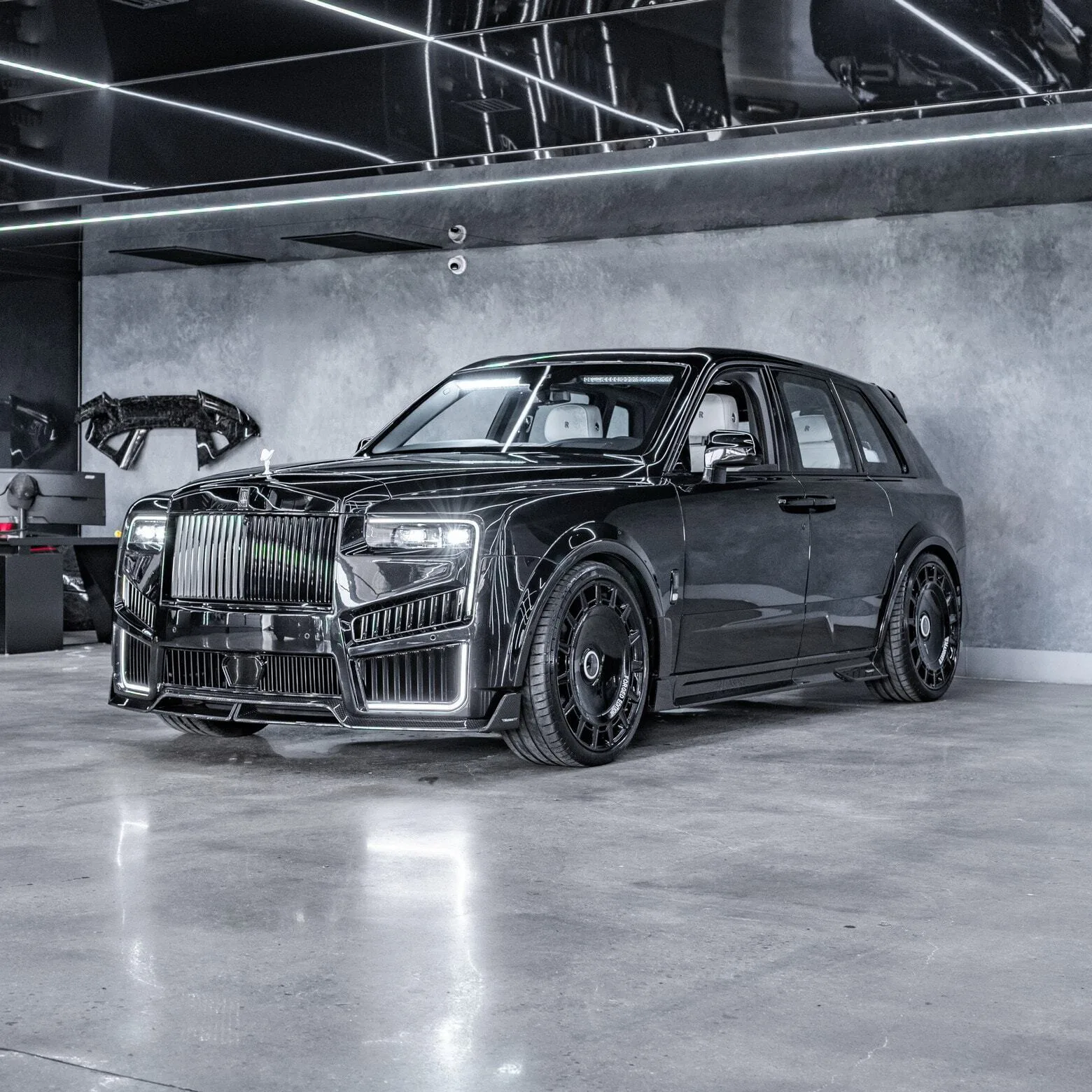 Ателье Mansory защитило Rolls-Royce Cullinan от обстрела из «Калашникова»