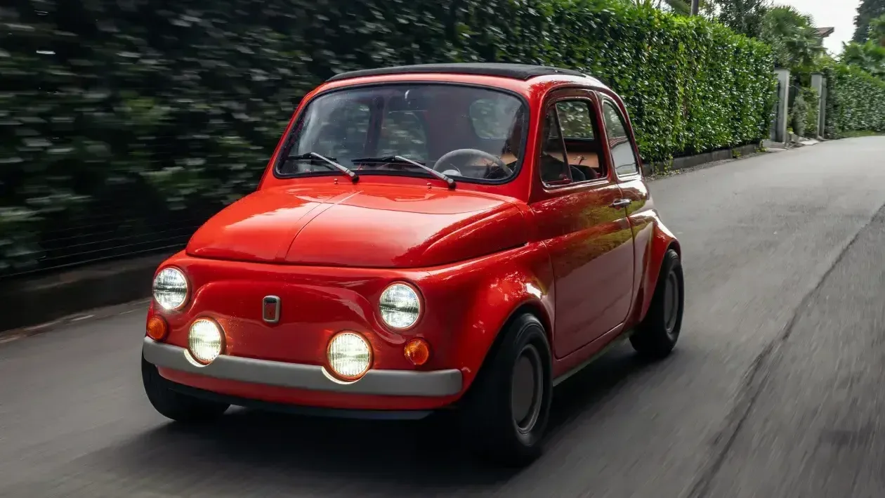 Британцы превратили простоявший 25 лет в сарае Fiat 500 в рестомод для горных ралли