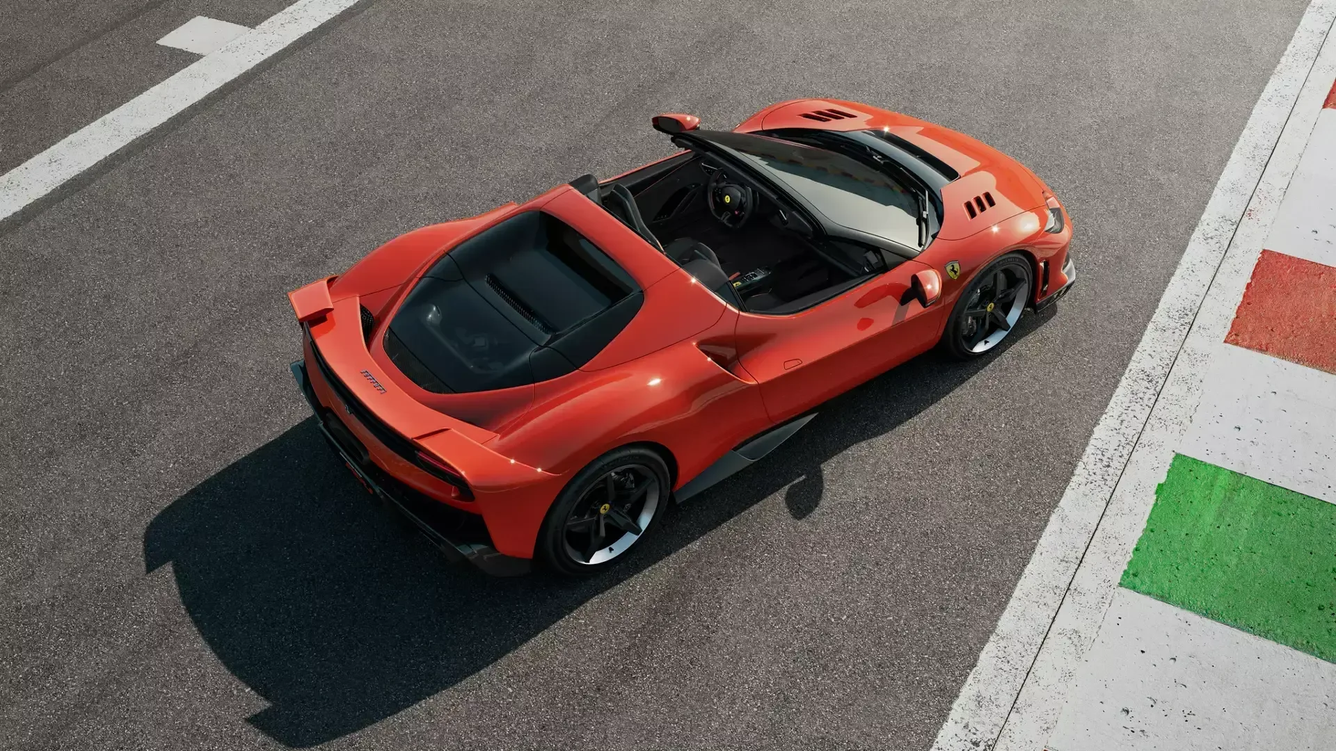 Ferrari запатентовала суперкар с двумя рулями