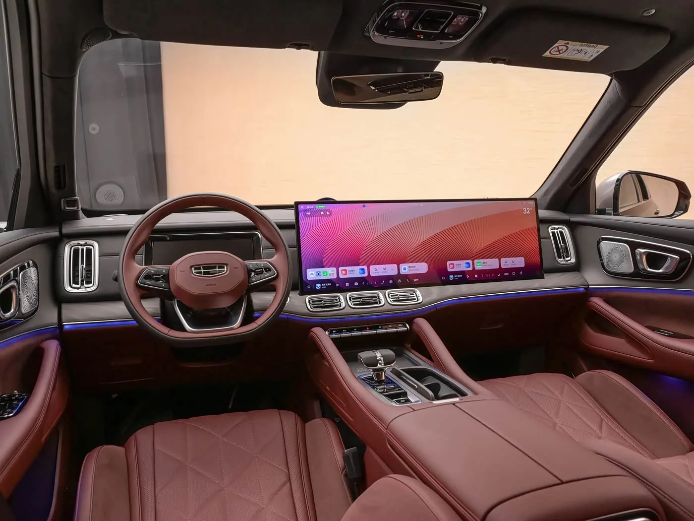 Geely Monjaro Plus получил премиальный салон с кинозалом и кроватями