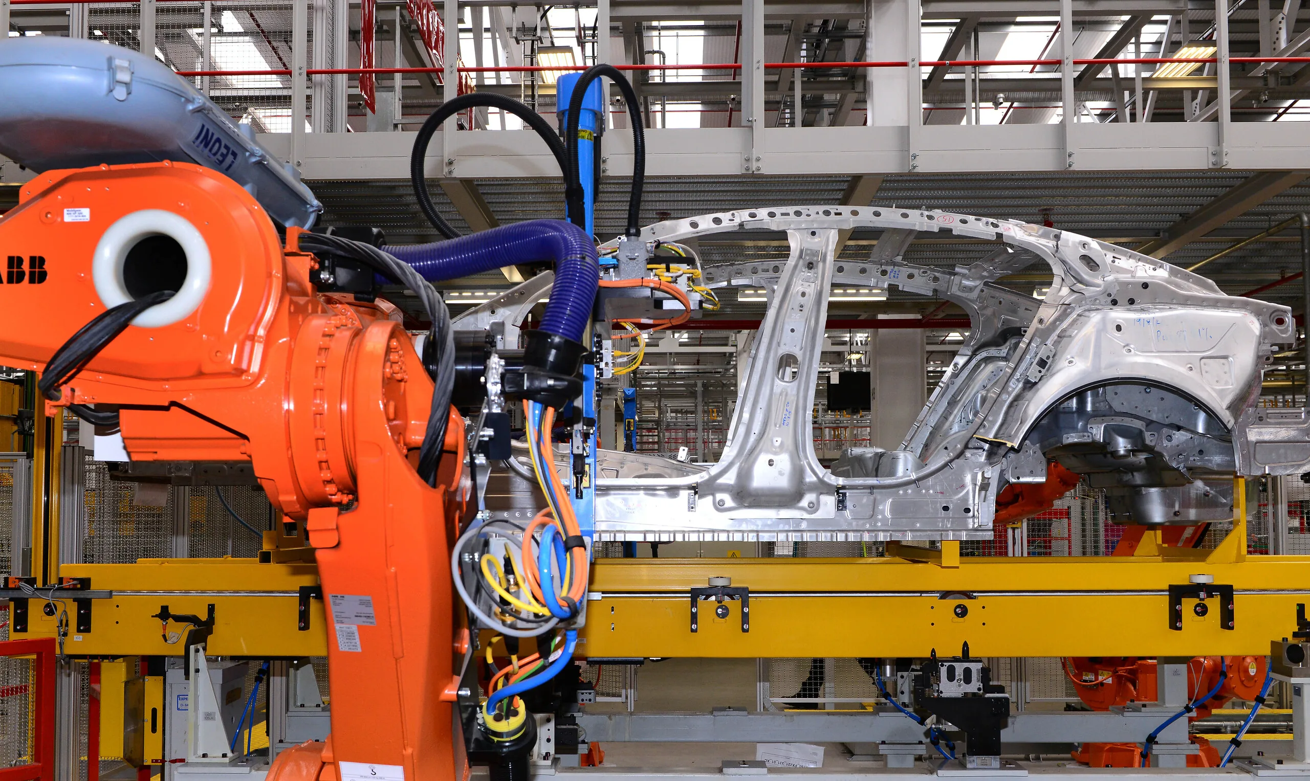 Jaguar Land Rover устроит масштабные сокращения рабочих вслед за Volkswagen