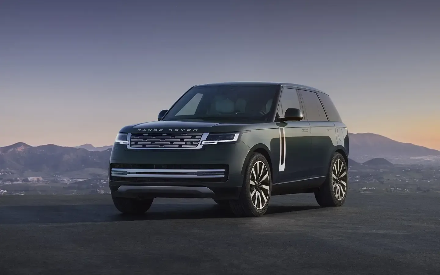 Range Rover впервые получил электрическую версию
