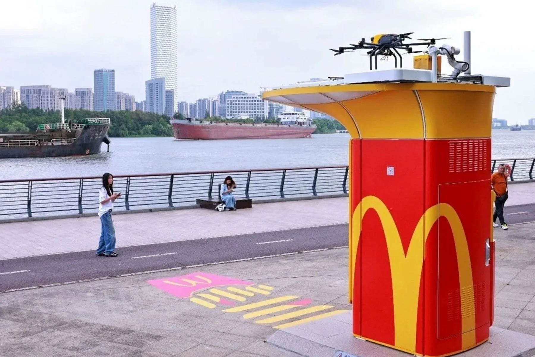 Курьеры не нужны: фастфуд McDonald's начали доставлять при помощи дронов
