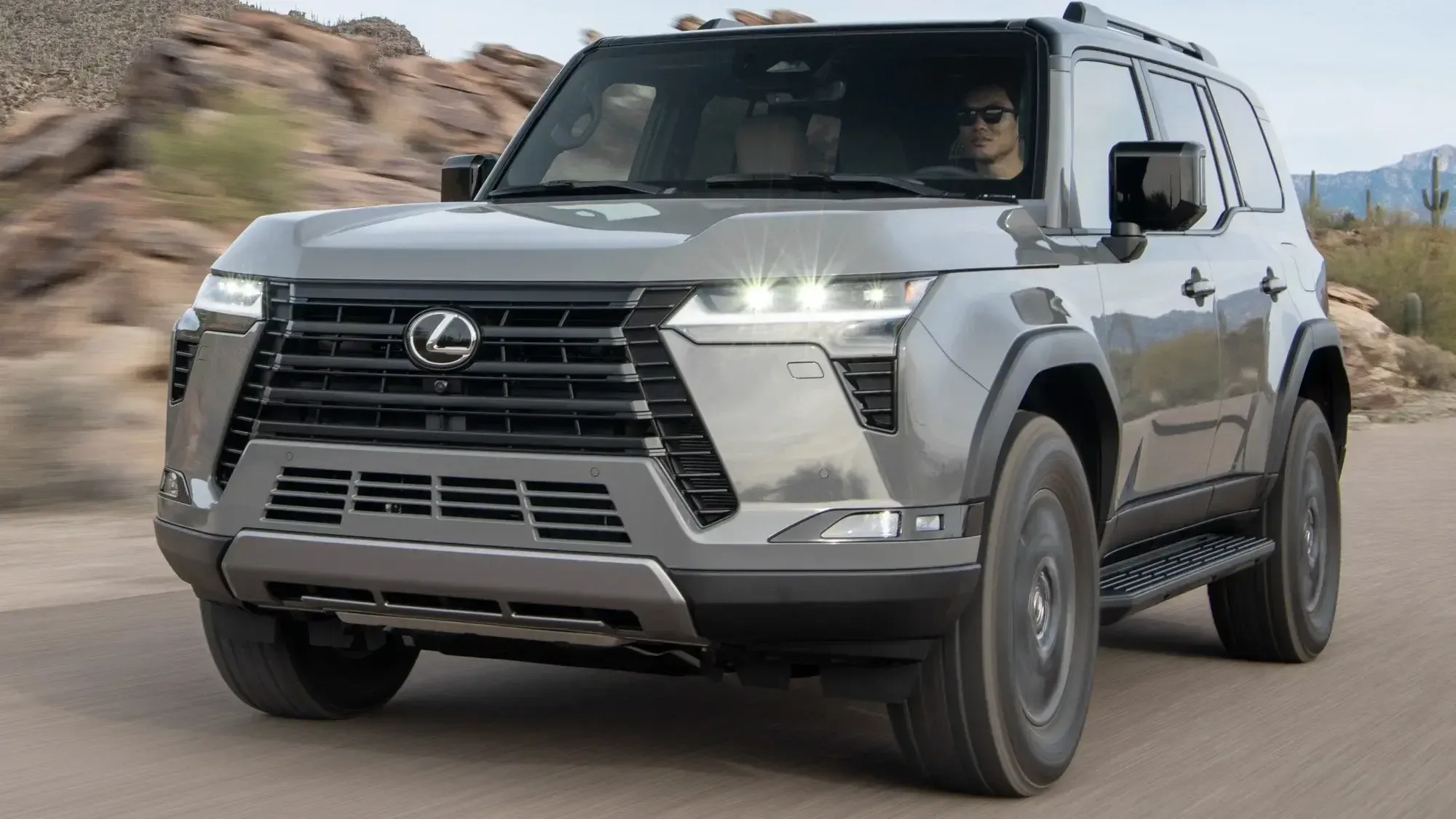 Lexus обновил внедорожник GX: внешне тот же, но внутри — другой
