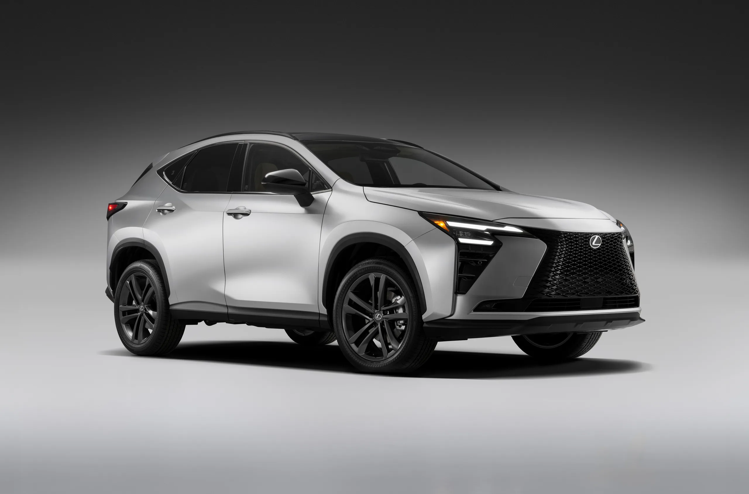 Lexus рассекретил обновленный кроссовер NX