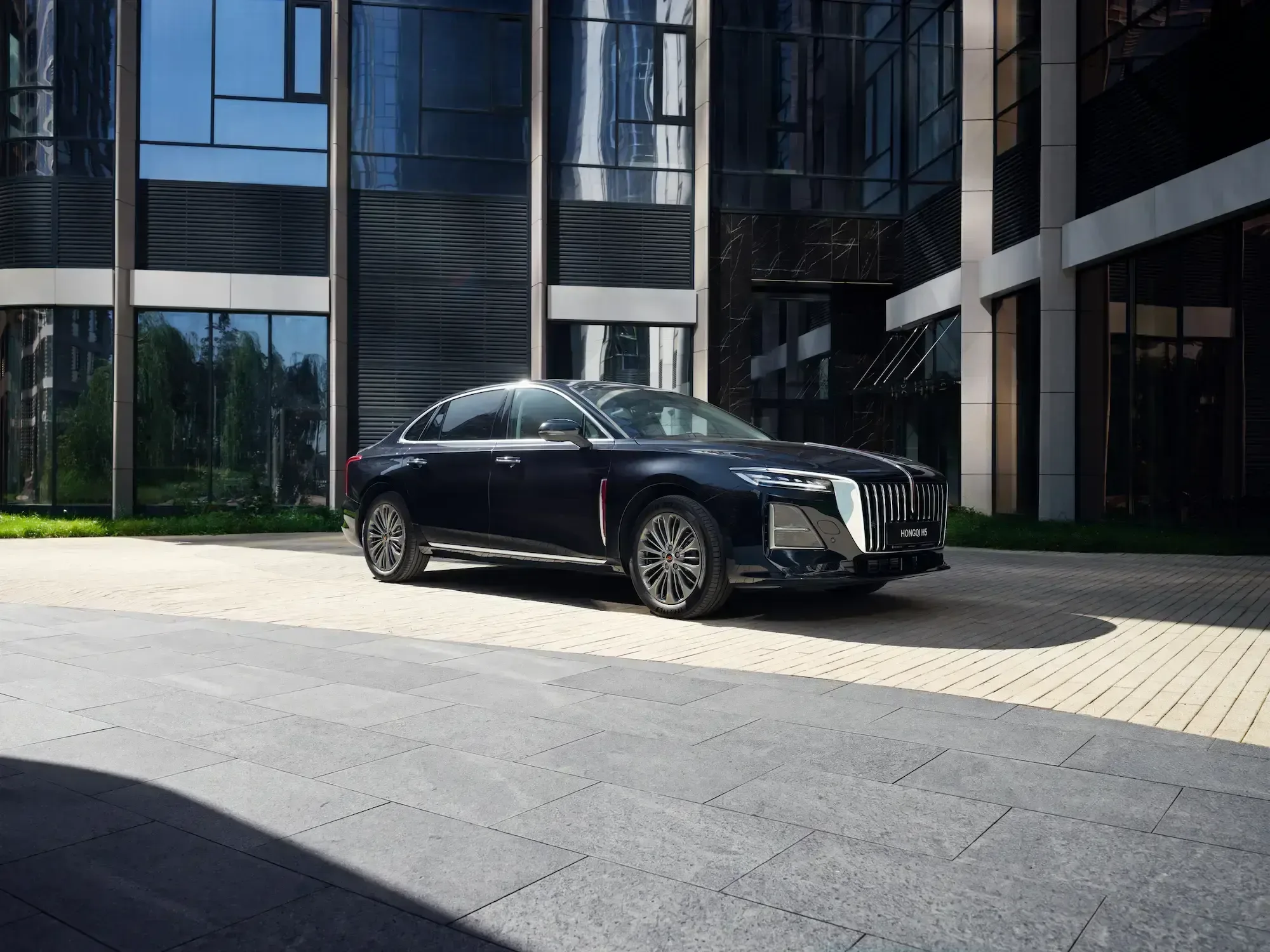 Обновленный Hongqi H5 будут продавать в России по цене от 4,5 млн рублей