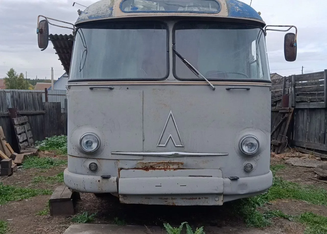 Самоходную пасеку из раритетного автобуса ЛАЗ выставили на продажу в Сибири
