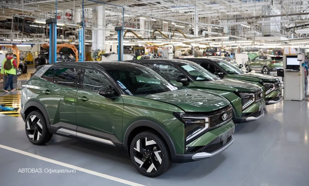 Синяя, белая, зелёная: с конвейера сошли первые товарные Lada Azimut