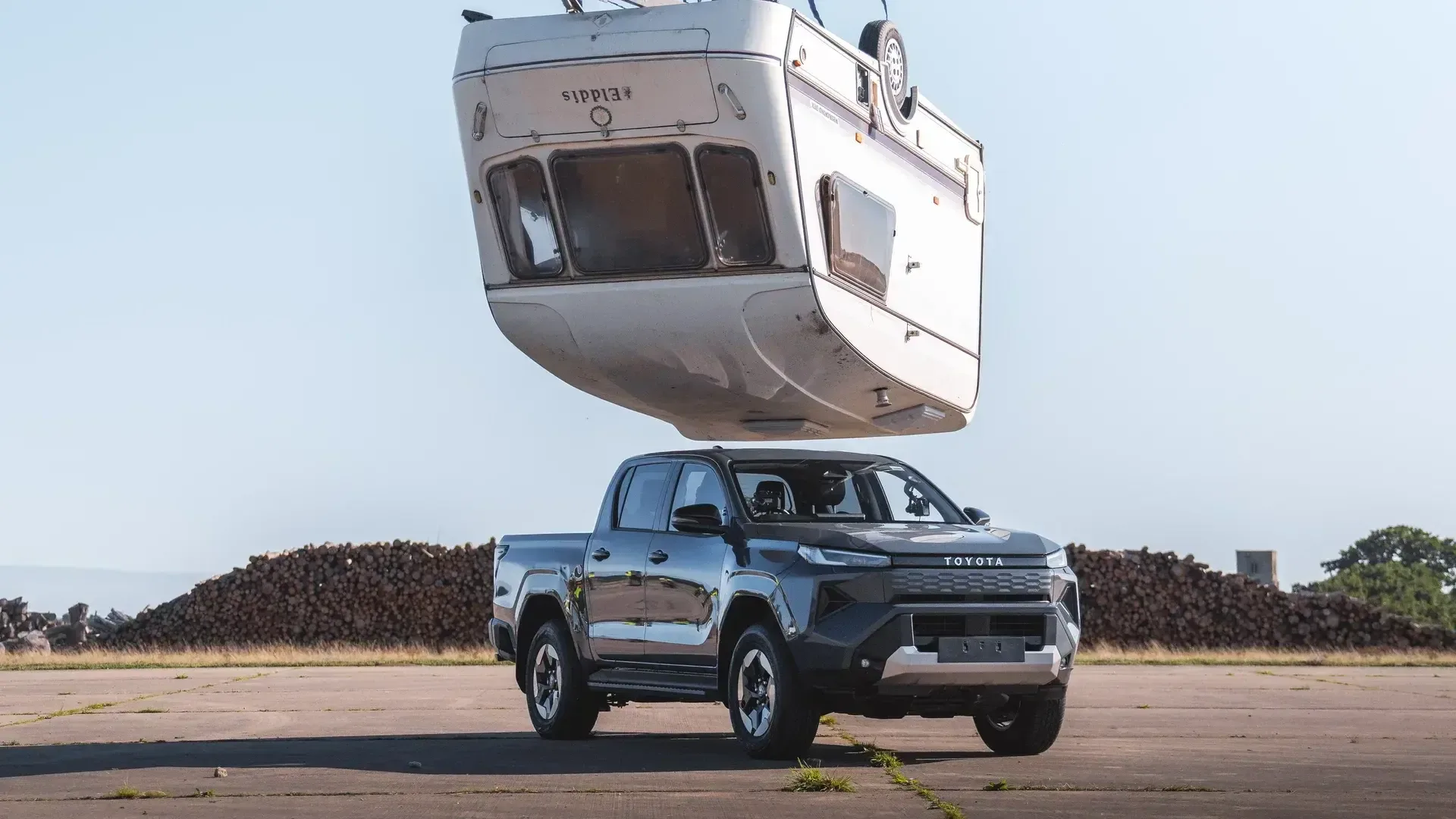 Toyota повторила легендарный трюк Top Gear, сбросив автодом на пикап Hilux