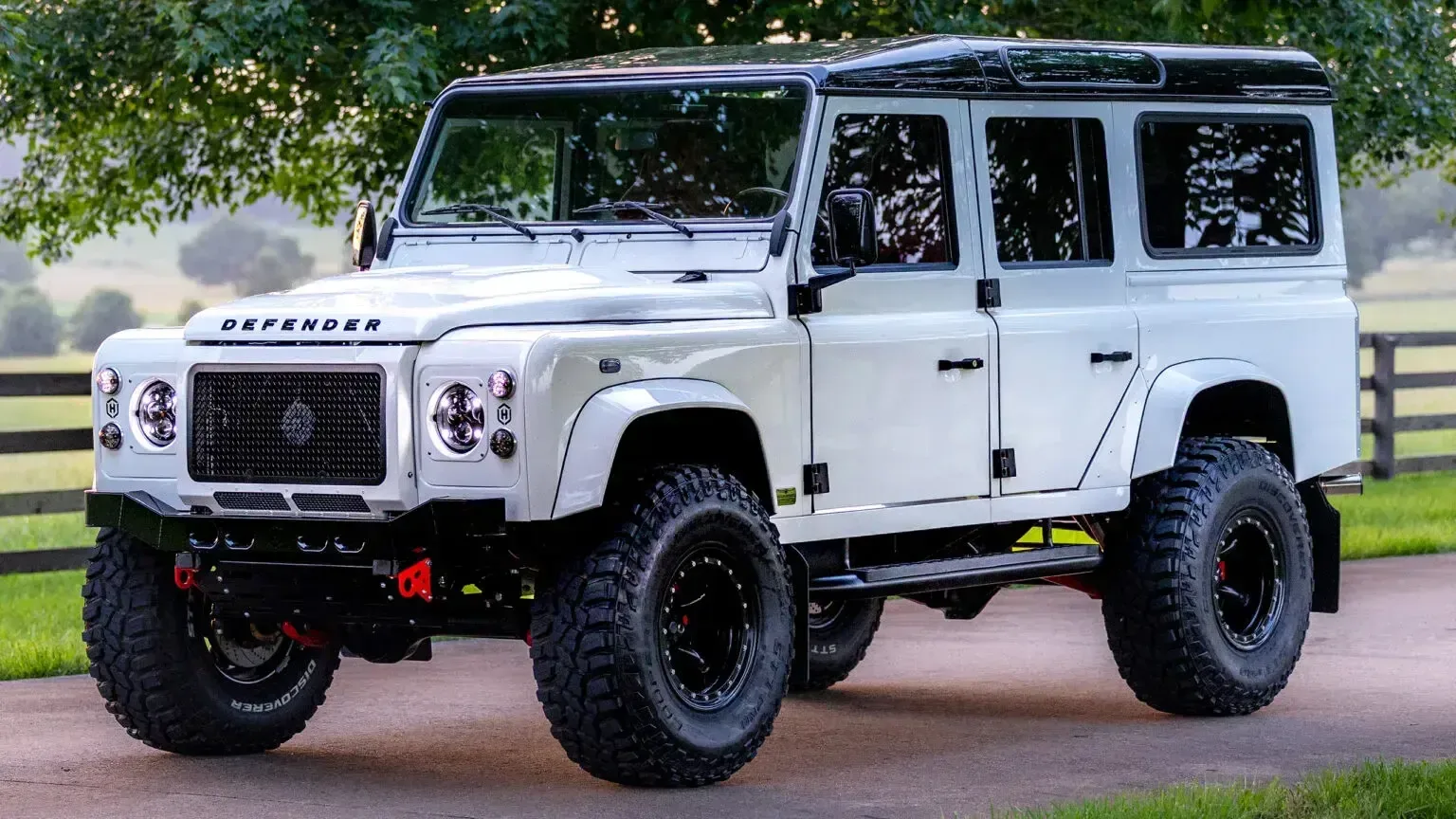 Тюнеры представили рестомод Land Rover Defender, вдохновленный художником Вермеером