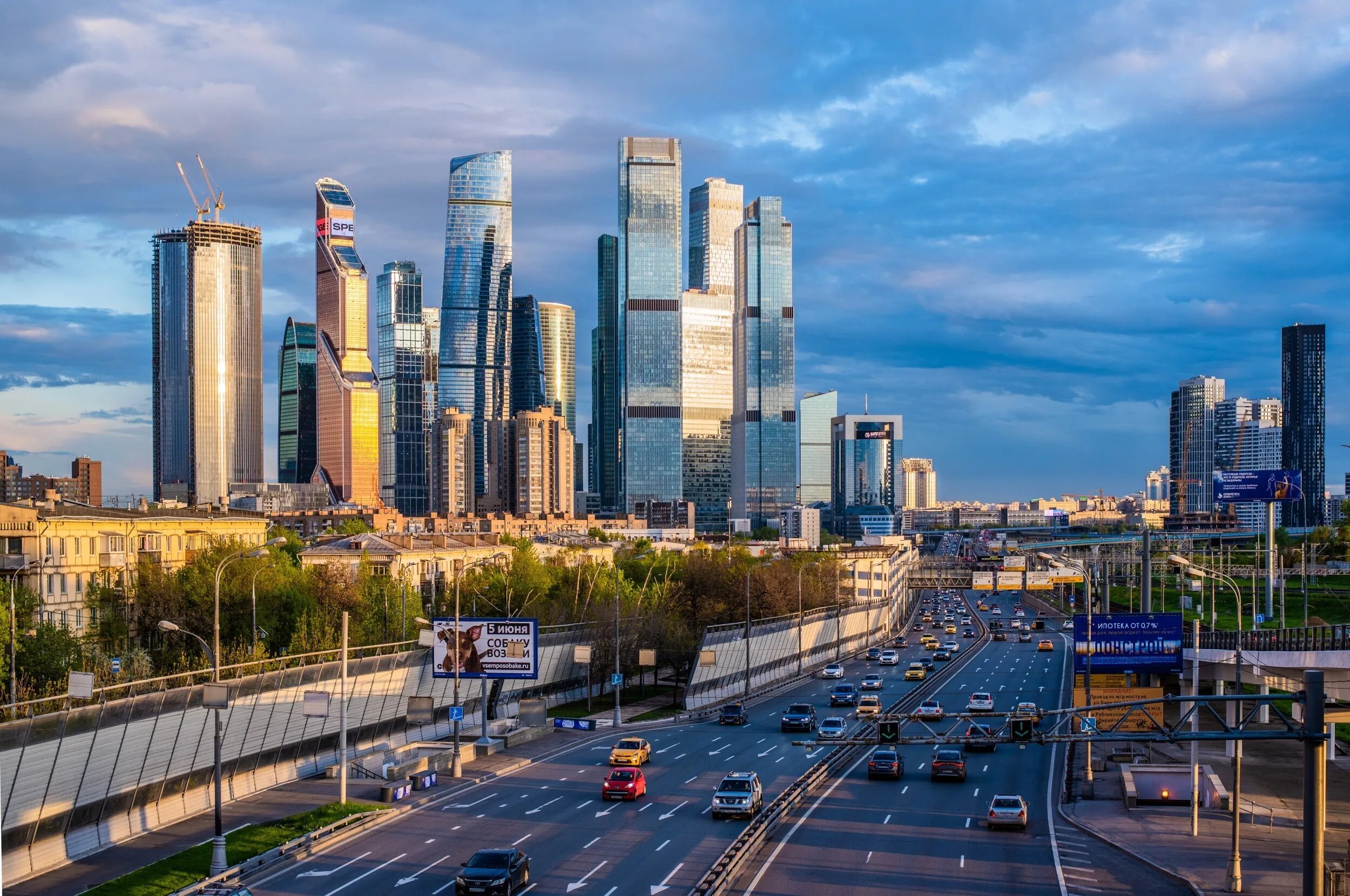 В Москве установили подсвечивающиеся изнутри дорожные знаки