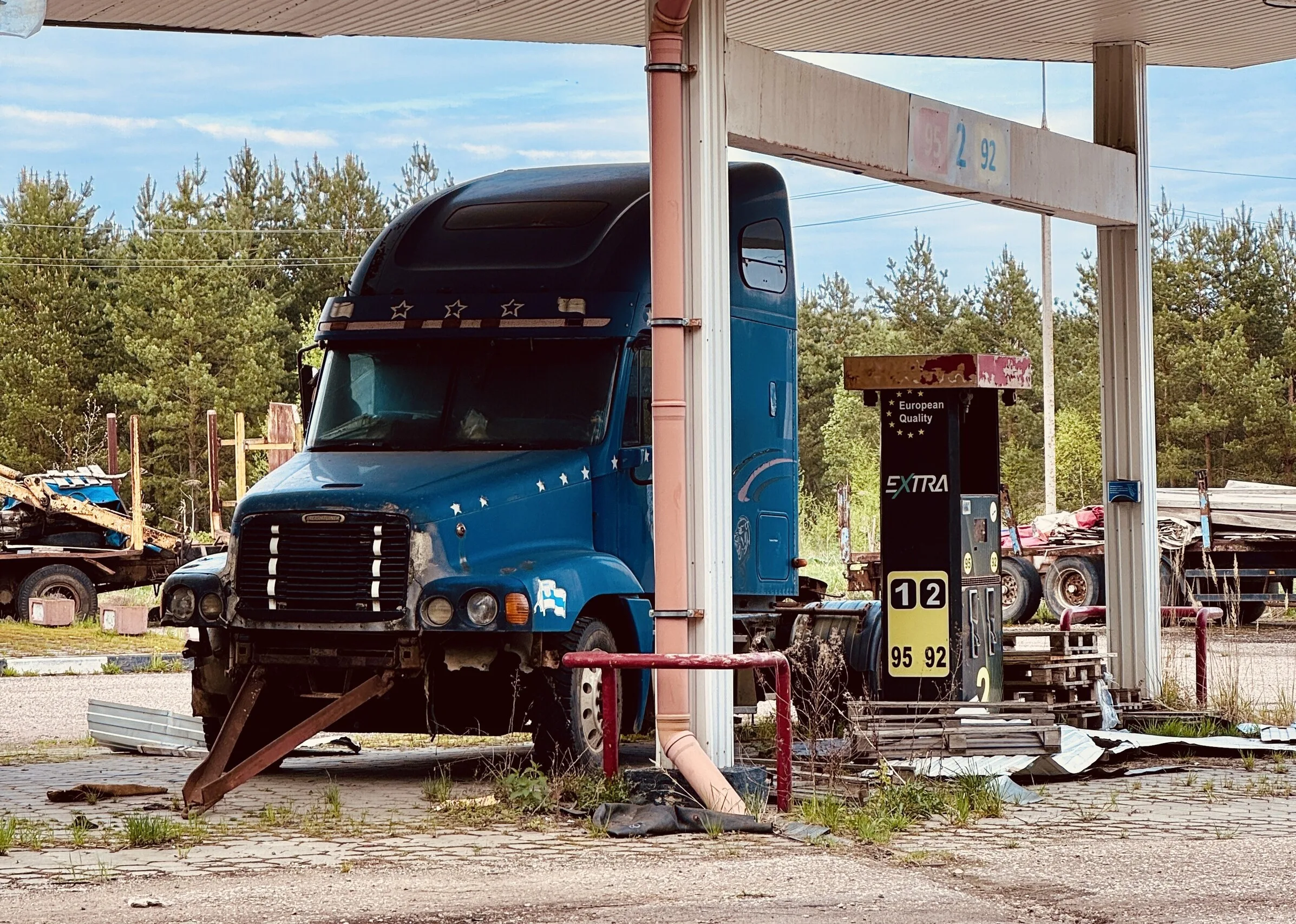 В Подмосковье на заброшенной АЗС нашли редкий капотный тягач Freightliner Century Class