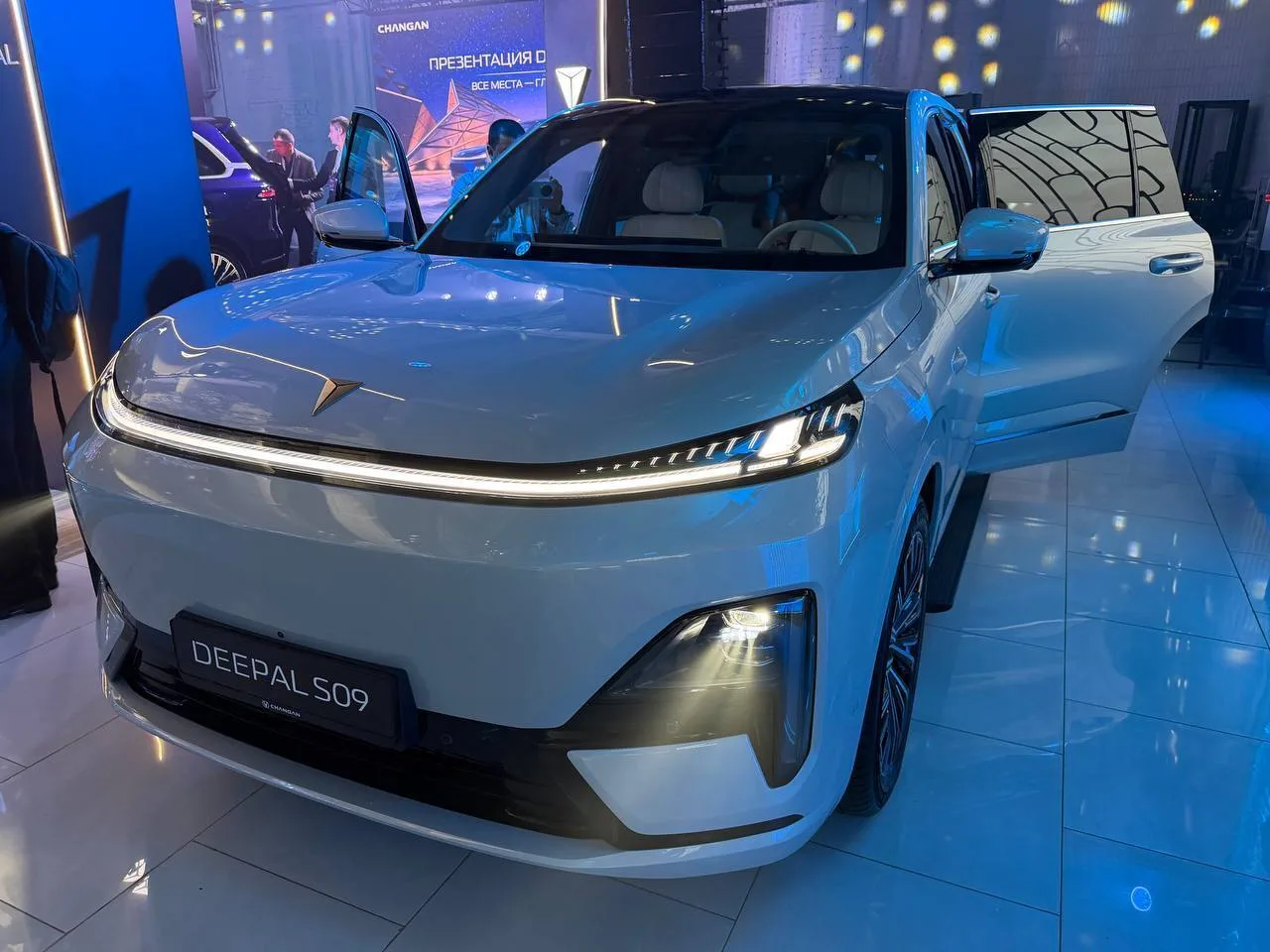 В России представили кроссовер Deepal S09 по цене от 6,6 млн рублей