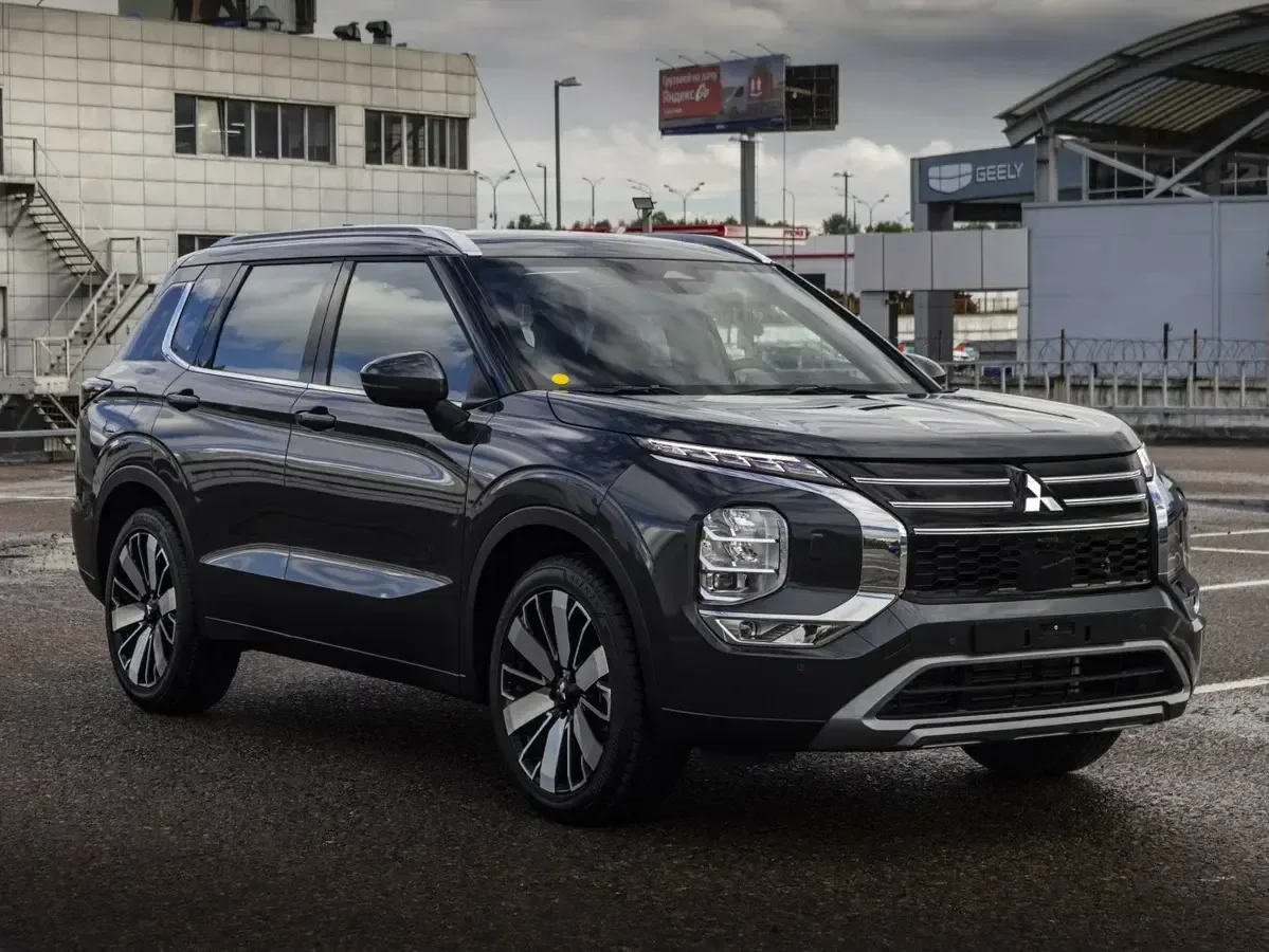 В Россию привезли единственный Mitsubishi Outlander IV и продают за 7 млн рублей