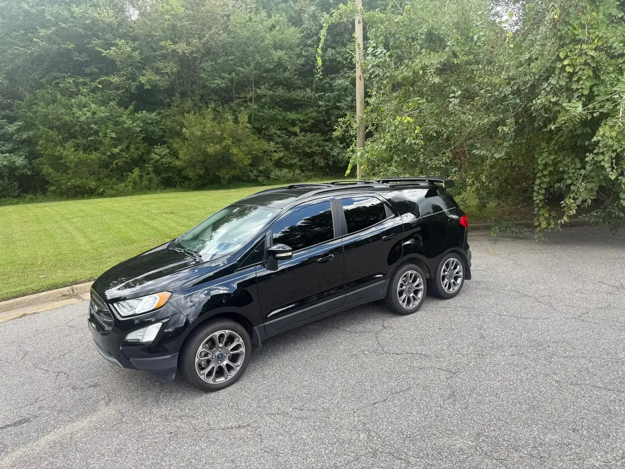 В США выставили на продажу Ford EcoSport с дополнительной осью и огромным антикрылом