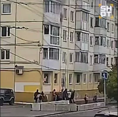 Видео: рабочие поймали ребенка, который выпрыгнул из горящей квартиры