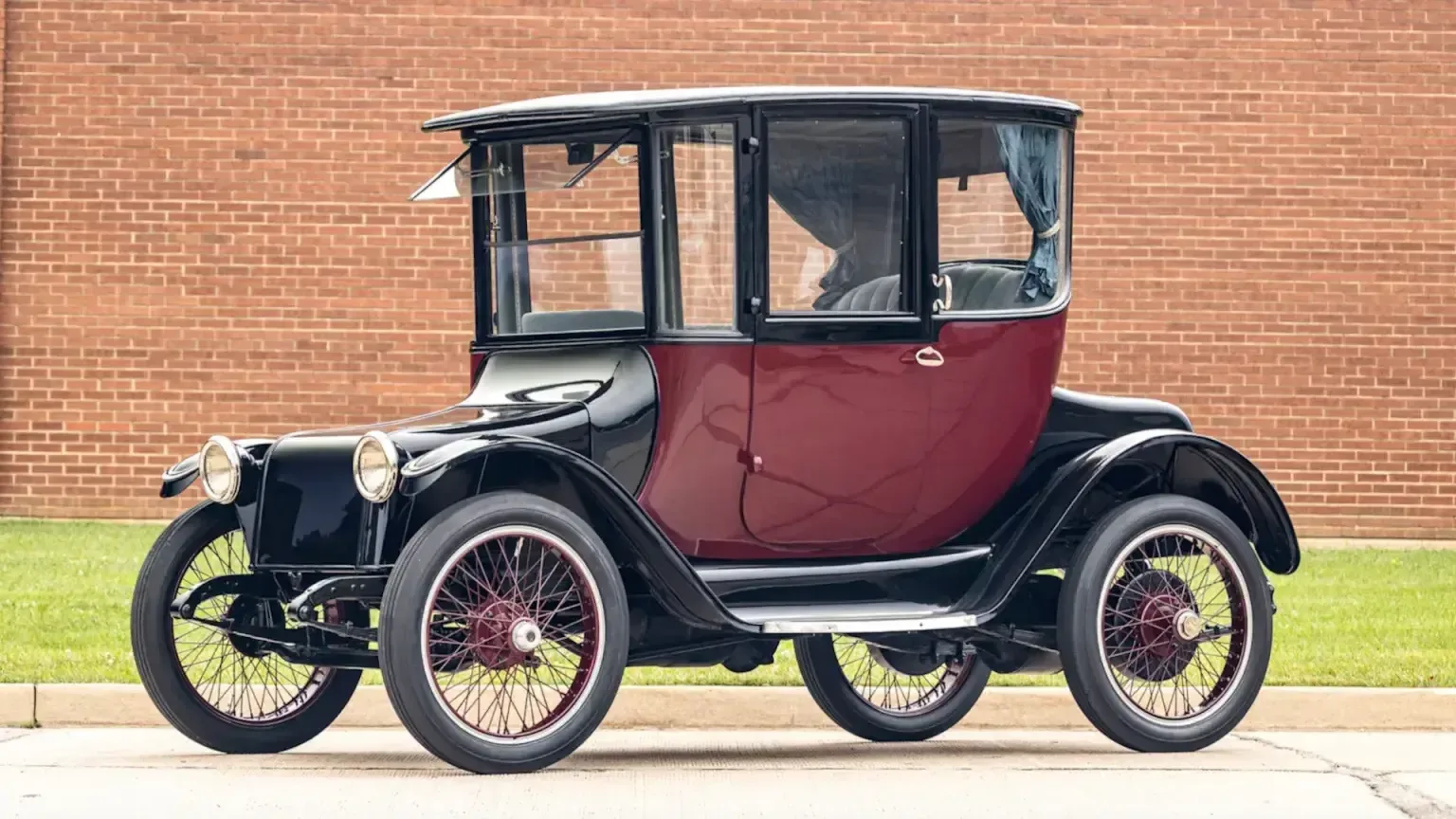 Винтажный электромобиль Detroit Electric 1918 года с батареями от Nissan Leaf выставили на торги