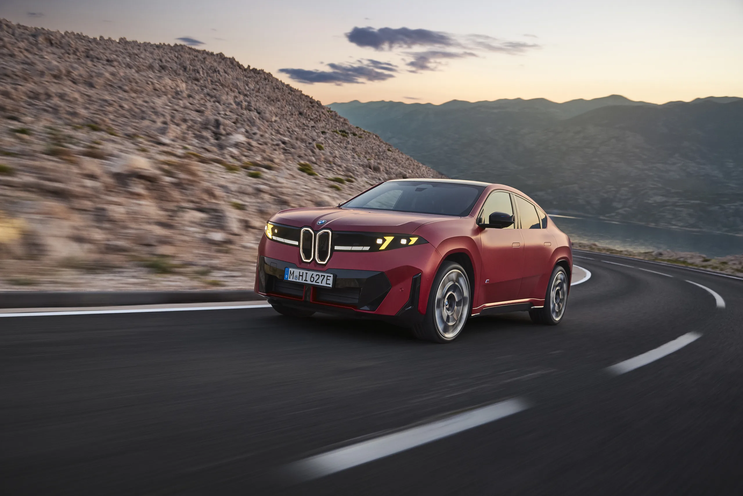 BMW iX4: купе-кроссовер, который отрекся от предков