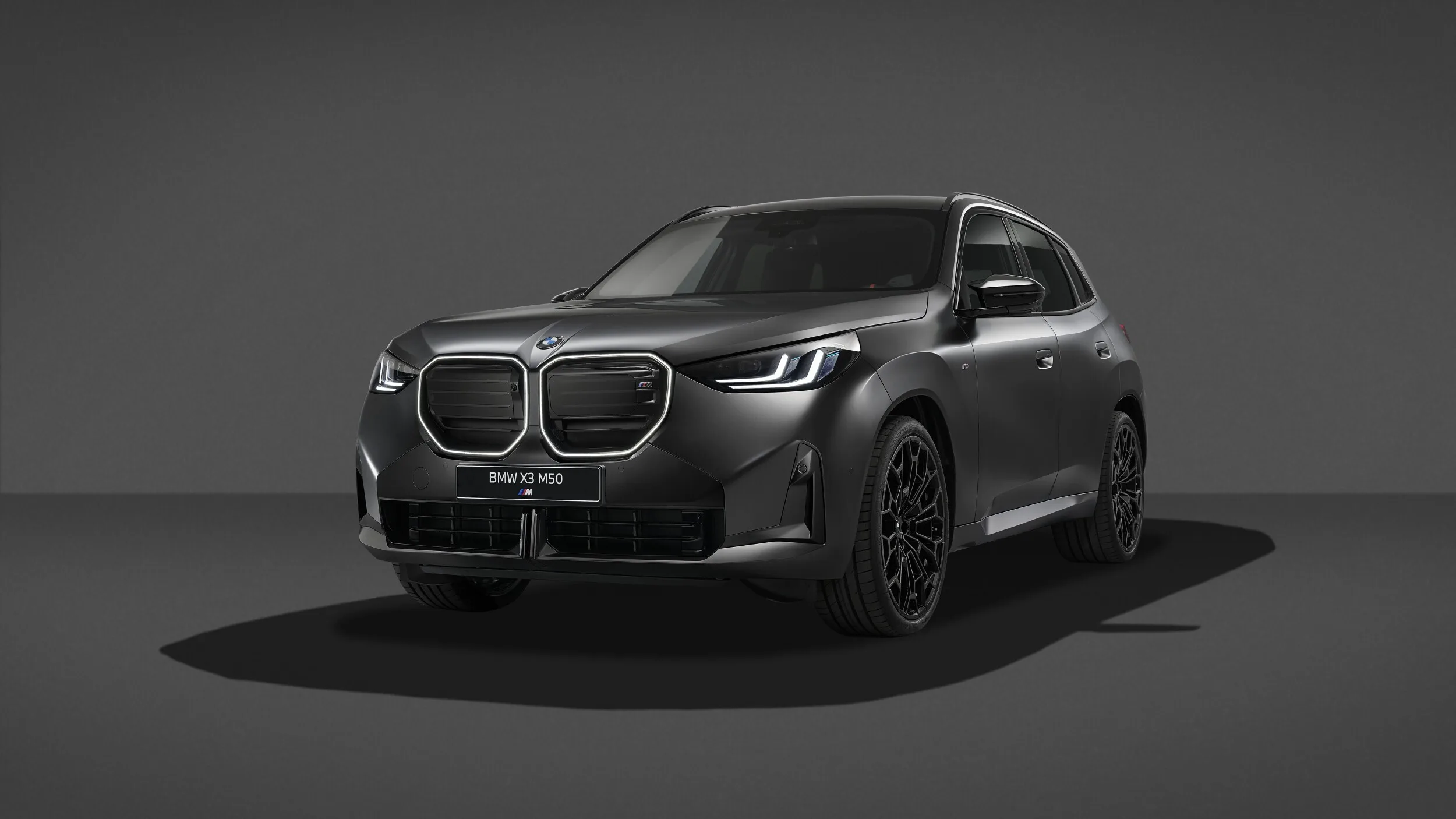 Чёрные — даже шильдики: BMW выпустила ультратёмную версию кроссовера X3