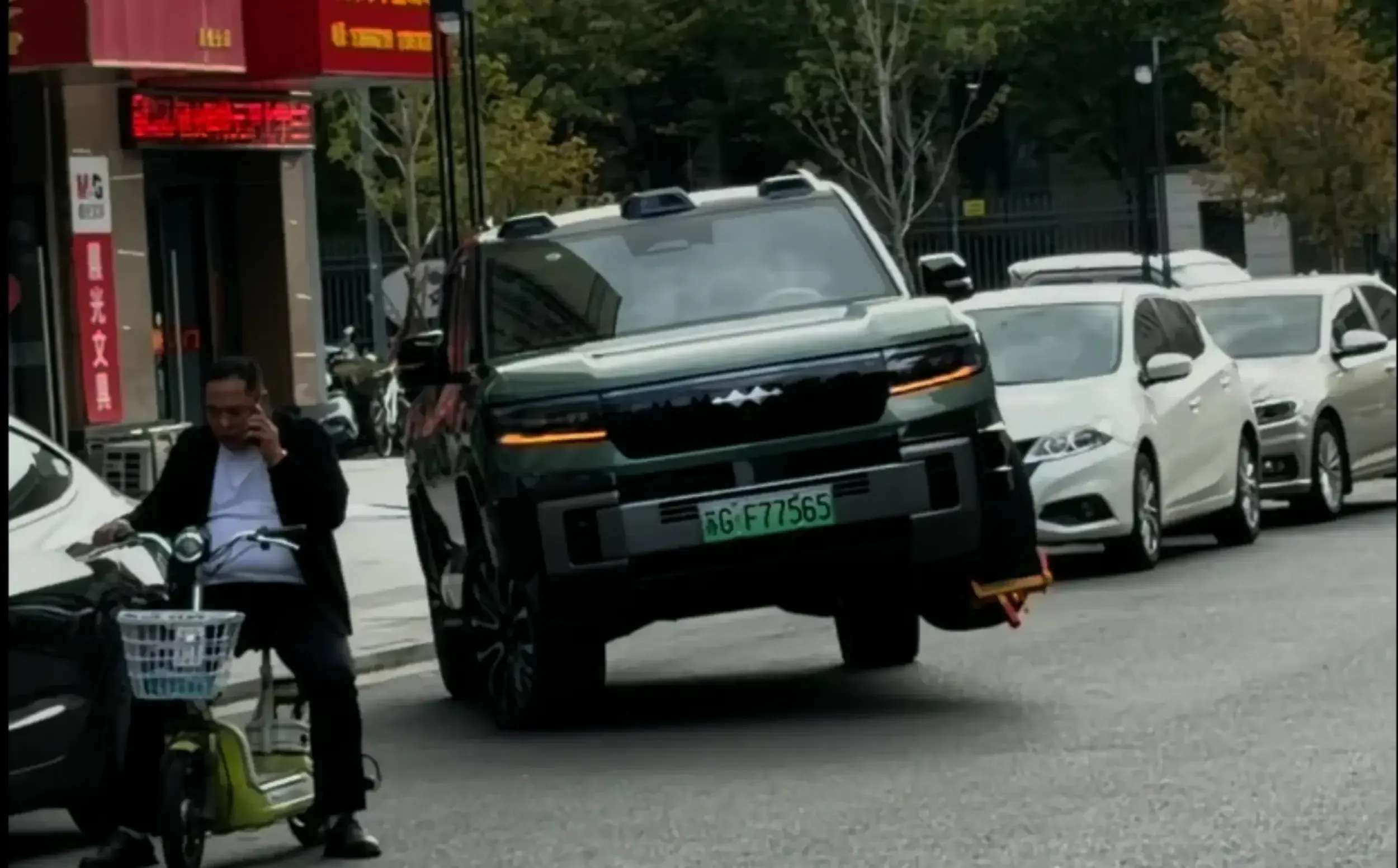 Фирменная подвеска позволила внедорожнику BYD уехать с блокироатором на колесе