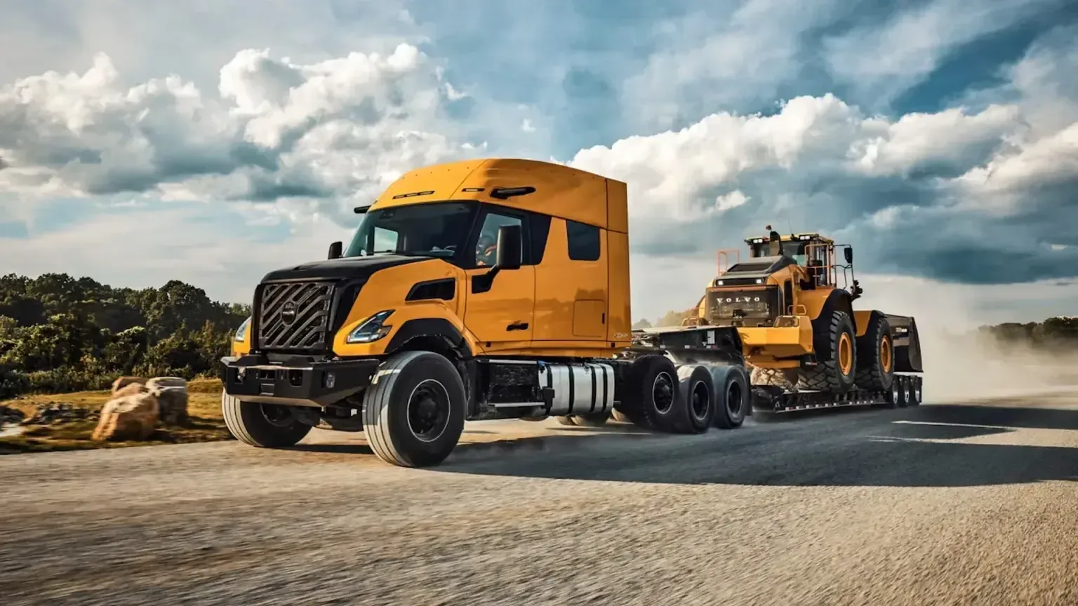 Новый большегруз Volvo покрасили как игрушечный грузовик