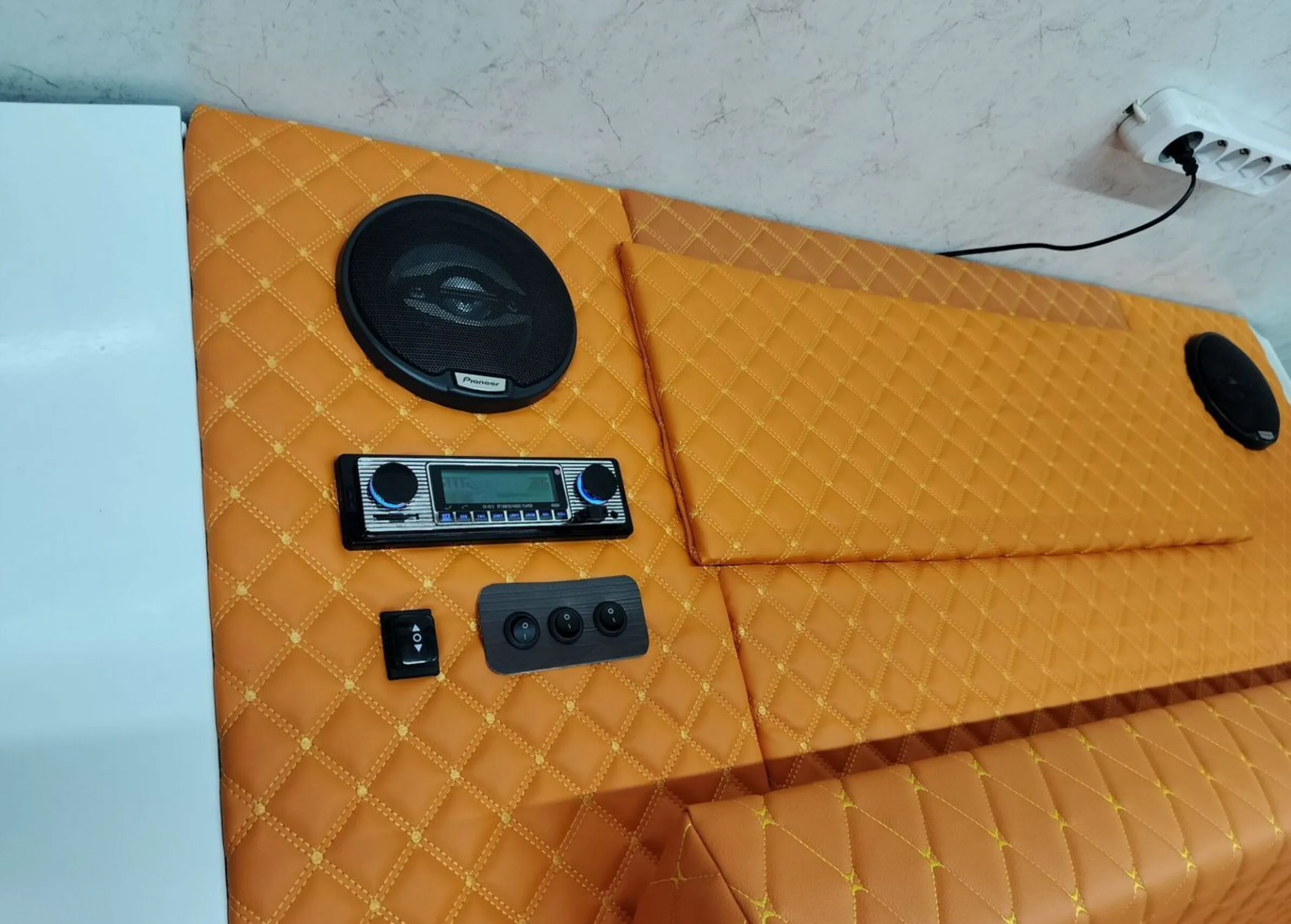 По цене автомобиля: в продаже появились диваны, сделанные из кузова «Волги»