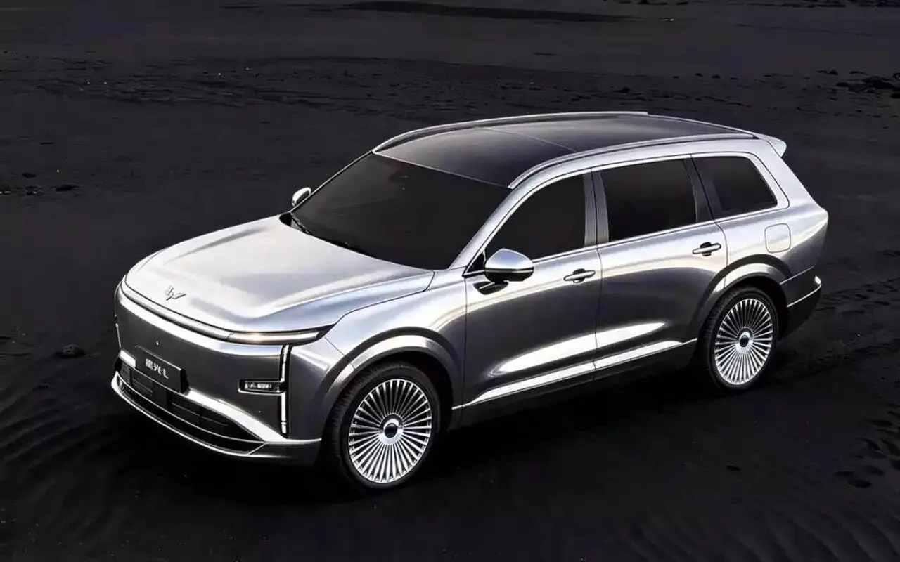 SAIC и GM показали кроссовер с полностью хромированным кузовом
