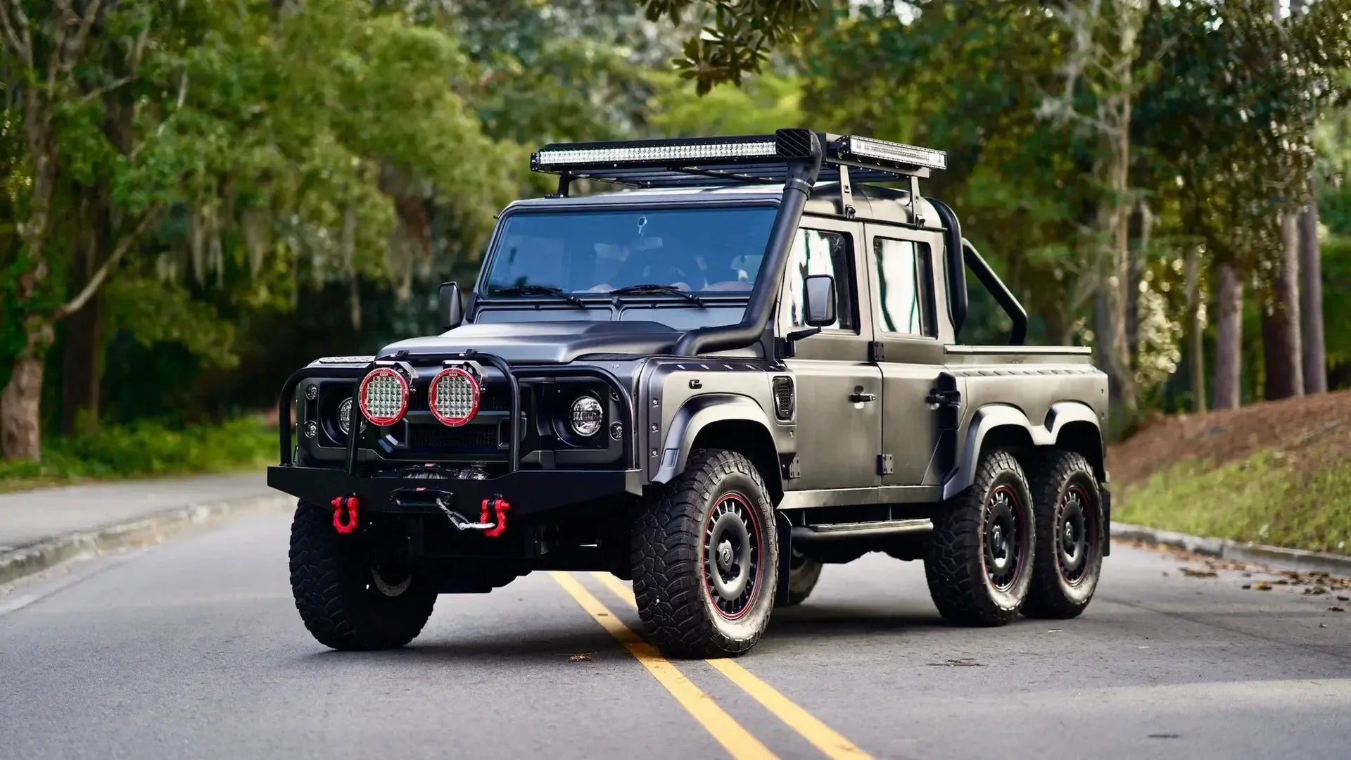 В США выставили на продажу 33-летний Defender с шестью колесами и 700-сильным мотором